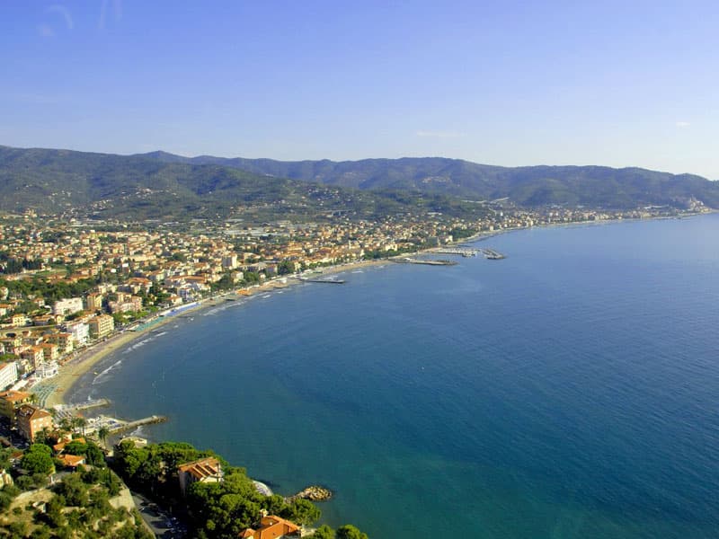 Il golfo di Diano Marina dall'alto, con la spiaggia e il lungomare che seguono la baia.